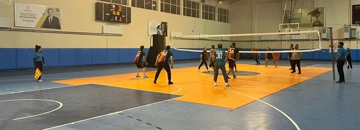 Ahlat ve Güroymak’ta Öğretmenler Günü  Voleybol Turnuvaları Tamamlandı