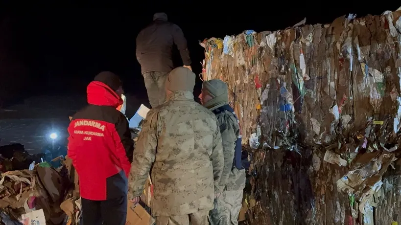 Tatvan’da kaçak göçmen taşıyan tırın   gizli bölmesi çöktü: 1 ölü, 4 yaralı