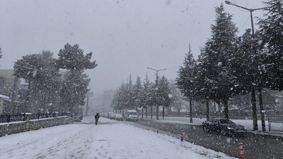 Tatvan’da Yoğun Kar  Yağışı Etkili Oluyor