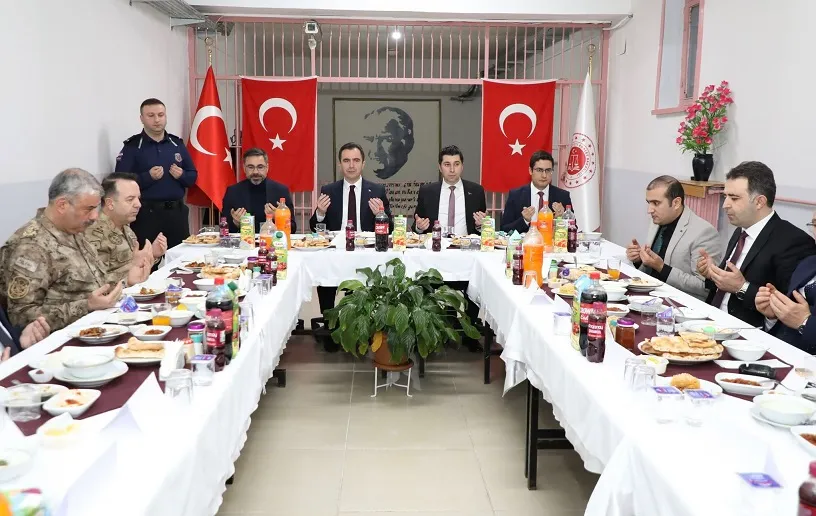 Vali Karakaya, Adalet teşkilatı ile  iftar programında bir araya geldi