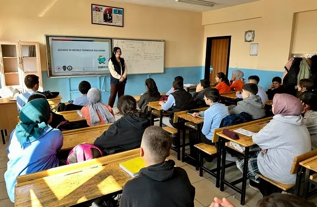  Bitlis Emniyet Müdürlüğü’nden  Öğrencilere Siber Güvenlik Eğitimi