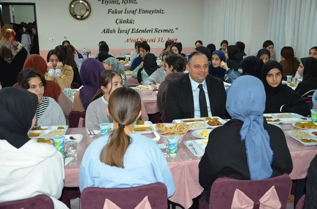Tatvan Kaymakamı Demir,  Öğrencilerle İftar Yaptı
