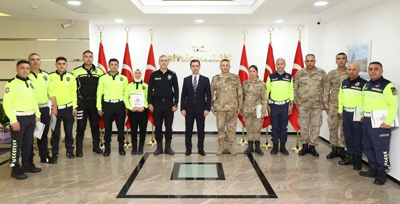 Vali Karakaya’dan Trafik  Personeline Başarı Belgesi
