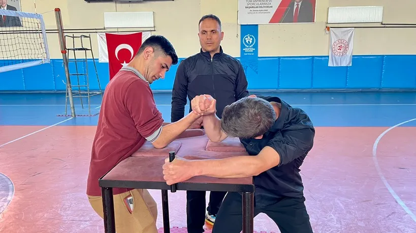 Ahlat’ta 19 Mayıs Coşkusu Bilek Güreşi  Müsabakalarıyla Yaşandı