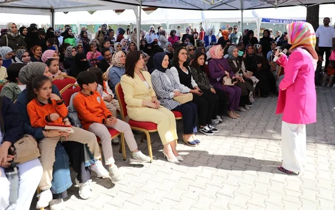 Yazar Hatice Kübra Tongar,  Bitlis’te Gençlerle Buluştu