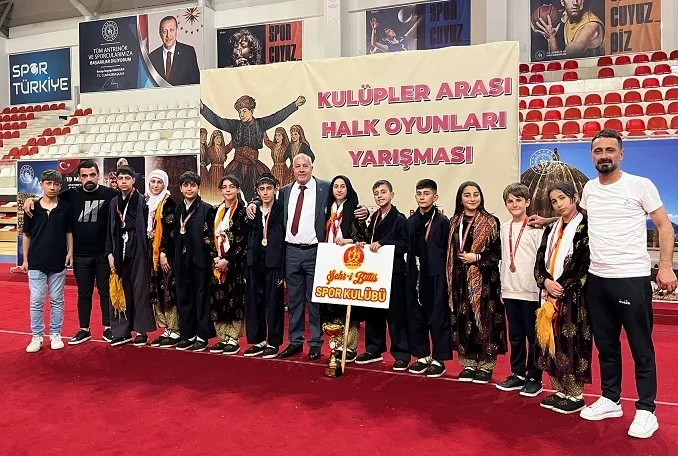 Bitlis Selahaddin Eyyubi Ortaokulu  Halk Oyunları Ekibi Gurur Kaynağı Oldu