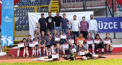 Tuğ Ortaokulu Yıldız Kız Futbol Takımı Türkiye 3.’sü Oldu