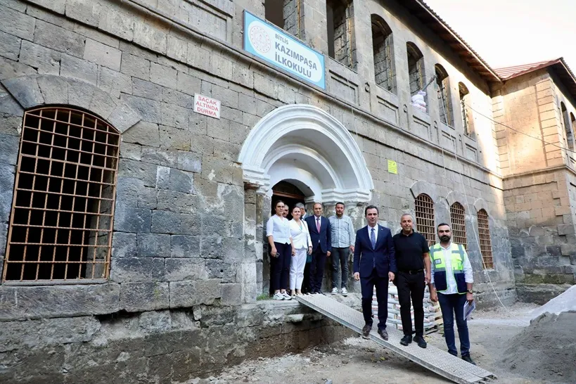 Vali Karakaya, Restorasyonu Devam Eden  Kazımpaşa İlkokulu’nda İncelemelerde Bulundu