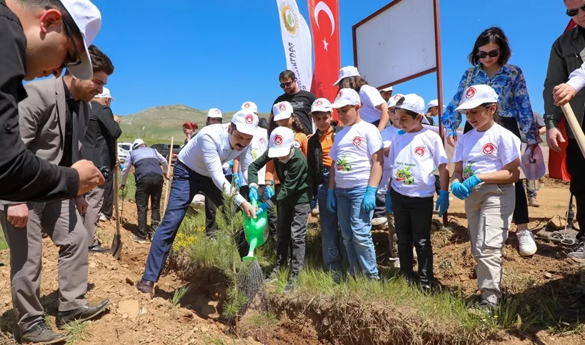 Bitlis’te “Yeşil Gelecek” İçin  200 Fidan Toprakla Buluştu