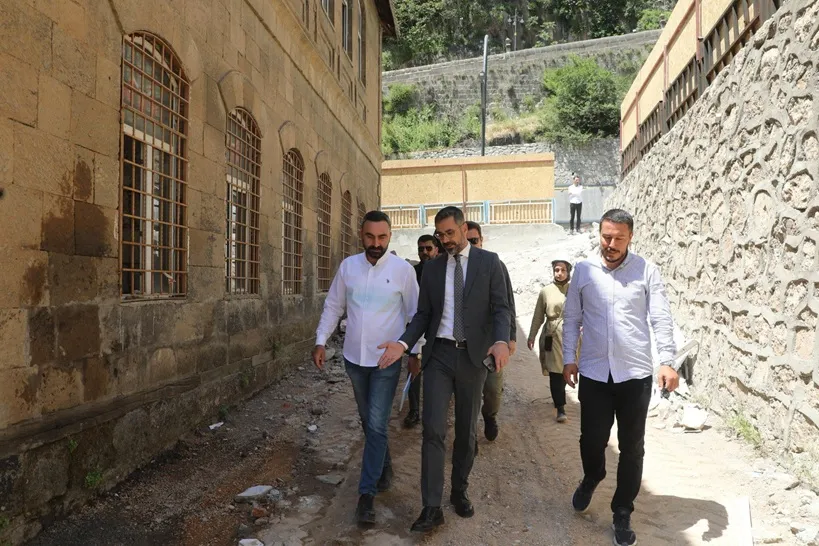 Başkan Tanğlay, Tarihi Kazımpaşa İlköğretim Okulu’ndaki  Restorasyon Çalışmalarını İnceledi