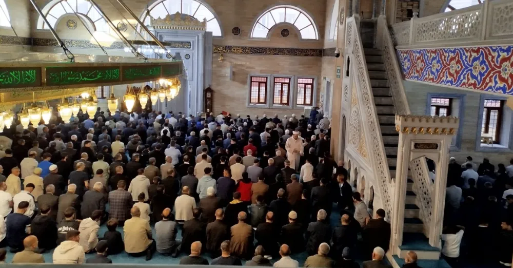 Tatvanlılar Bayram Namazı için Camilere Akın Etti