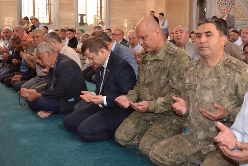 TATVAN’DA 15 TEMMUZ ŞEHİTLERİ DUALARLA ANILDI