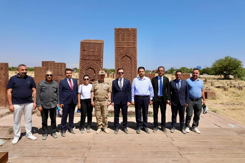  Vali Karakaya’dan Ahlat’a Ziyaret