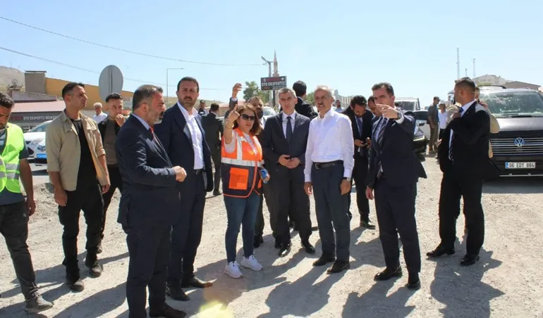 Bakan Uraloğlu, Tatvan Karşıyaka  Kavşağı’nda İncelemelerde Bulundu