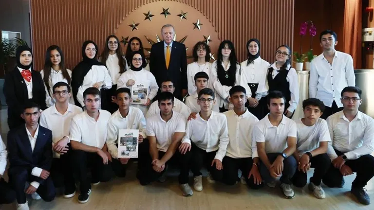 Cumhurbaşkanı Erdoğan,  Ahlat’ta Öğrencilerle Buluştu