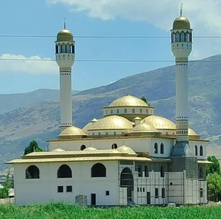 Güroymak Şenova Mahallesi’ndeki Camii  inşaatı hayırseverlerin desteğini bekliyor