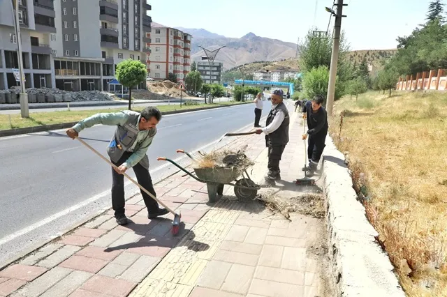 Bitlis Belediyesi’nden Cadde ve Kaldırımlarda Temizlik Çalışması