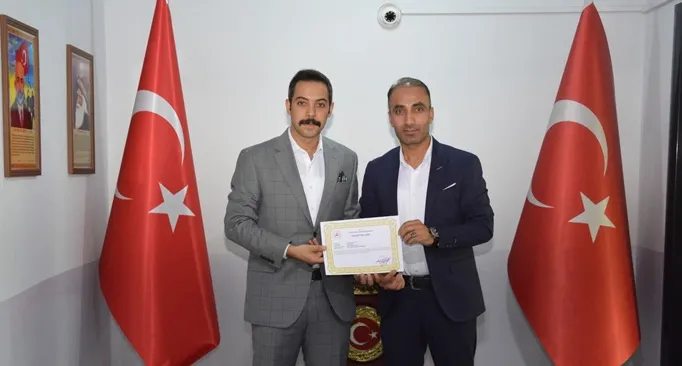Yavru Kediyi Annesine Kavuşturan Öğretmene  Güroymak Kaymakamı Uzun’dan Başarı Belgesi