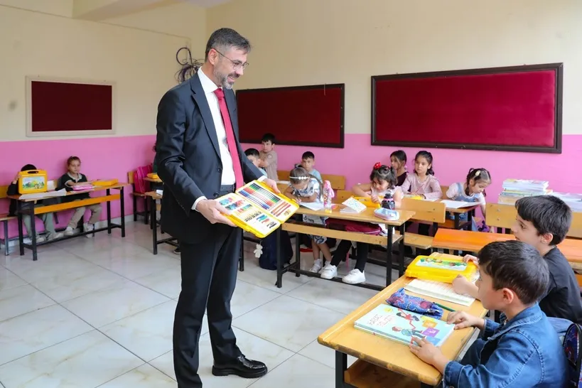 Başkan Tanğlay’dan Öğrencilere Boyama Seti Sürprizi