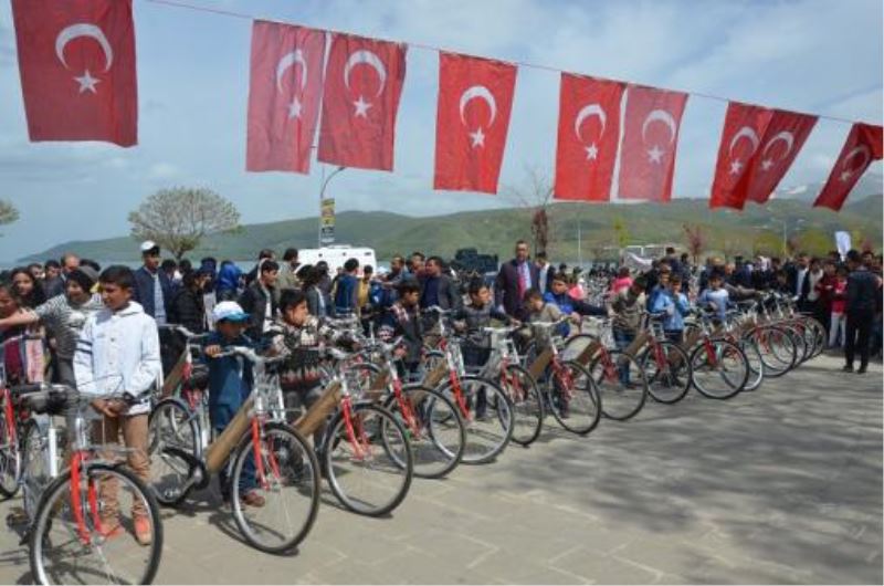 Derslerinde Başarılı Olan 300 Öğrenciye Bisiklet Dağıtıldı