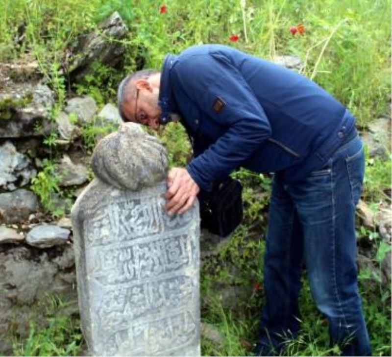 Hizan’da Faki Teyrân’a ait olduğu düşünülen mezar taşı tespit edildi