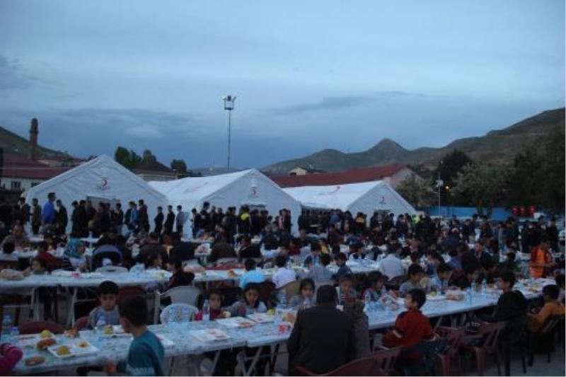 Bitlis’te yüzlerce kişi iftar çadırında buluşuyor