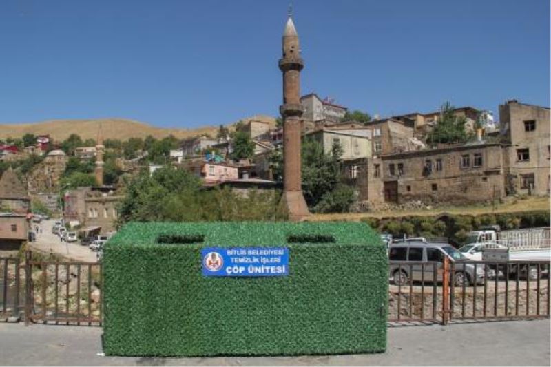 Bitlis’te çöp konteynerleri suni çimle kaplandı