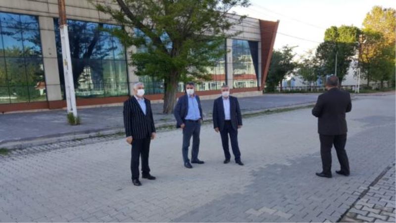 Tatvan’da cuma namazı kılınacak alanlarda son hazırlıklar yapıldı