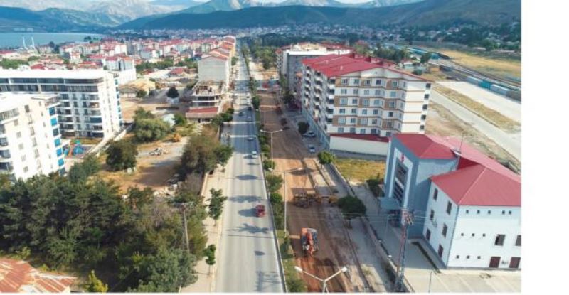 Cumhuriyet Caddesi’nde asfalt yapım çalışmalarına başlandı
