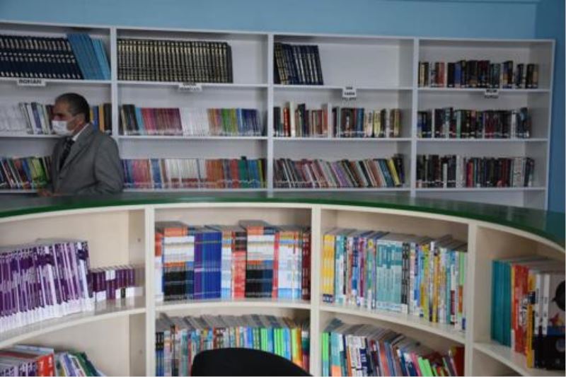 Tatvan Belediyesi’nden Benekli Köyü Okuluna Kitap Desteği