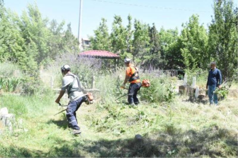 Tatvan’da Mezarlıklarda Bayram Temizliği Yapılıyor