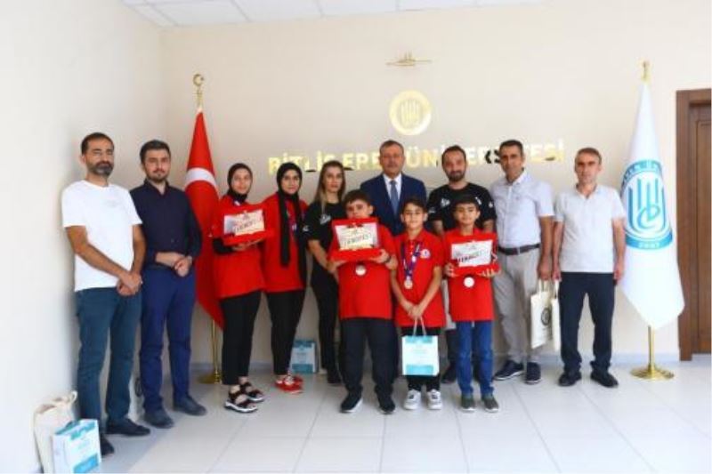 Geleceğin Bilim İnsanlarından BEÜ Rektörü Elmastaş’a Ziyaret