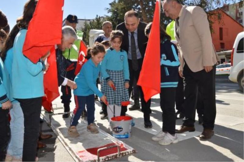 Tatvan’da ‘Yayalara öncelik duruşu, hayata saygı duruşu’ sloganıyla yaya geçitleri kırmızıya boyandı