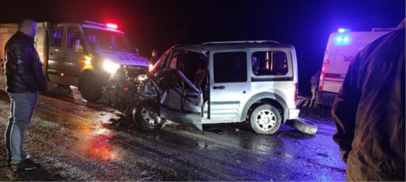 Tatvan’da Trafik Kazası : 1 Ölü, 4 Yaralı